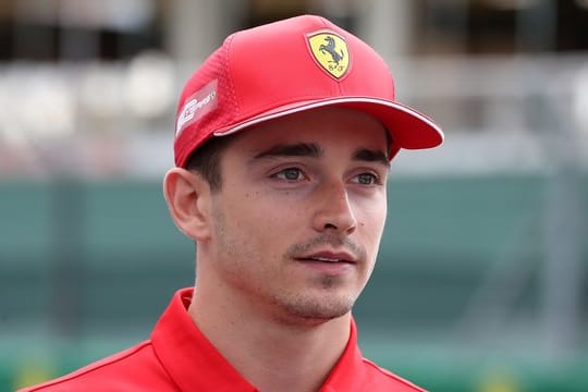 Ferrari-1-Pilot Charles Leclerc hilft dem Roten Kreuz in Monaco.