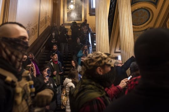 Demonstranten protestieren im Parlament von Michigan und fordern die Aufhebung der Notstandversorgung.