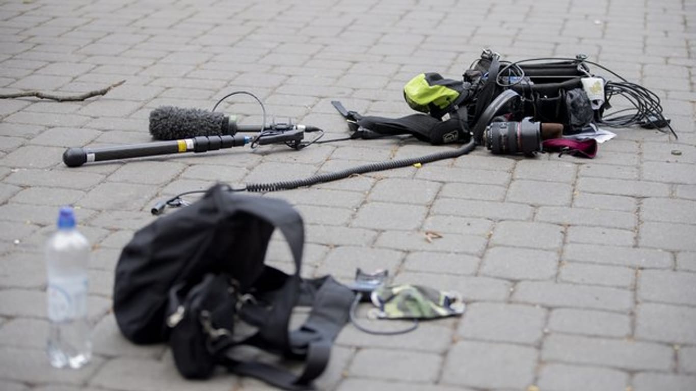 Kamera-Ausrüstung liegt nach einem Übergriff auf dem Boden