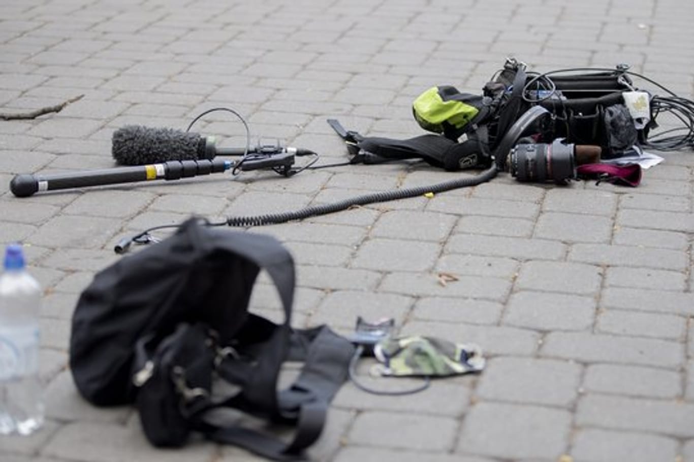 Kamera-Ausrüstung liegt nach einem Übergriff auf dem Boden