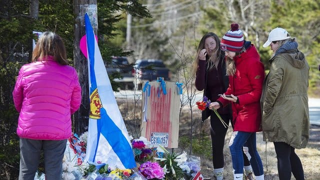 Frauen legen Blumen an einer Gedenkstätte für die Opfer des Amoklaufs in Nova Scotia ab. Frauen legen Blumen an einer Gedenkstätte für die Opfer des Amoklaufs in Nova Scotia ab.