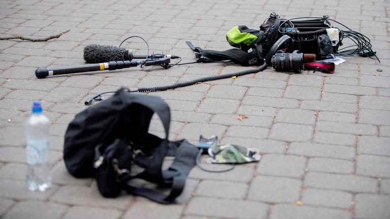 Kameras und Mikrofone verstreut am dem Pflaster: In Berlin wurde am 1. Mai ein ZDF-Team attackiert.
