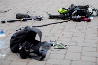 Kameras und Mikrofone verstreut am dem Pflaster: In Berlin wurde am 1. Mai ein ZDF-Team attackiert.