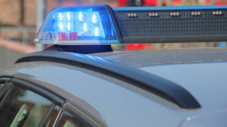 Mehrere Verletzte: Die Berliner Polizei rückte wegen einer Auseinandersetzung in der Falckensteinstraße aus.
