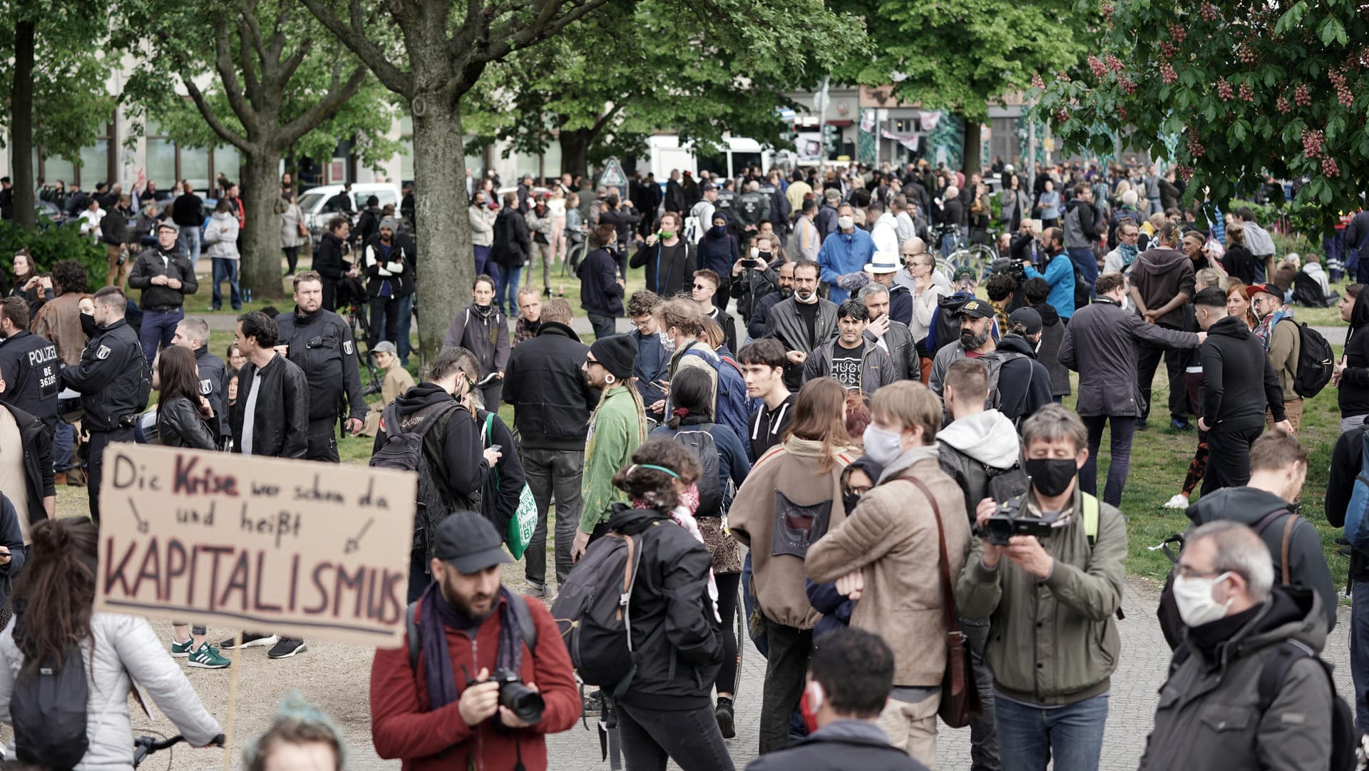 Demonstranten versammeln sich auf dem Oranienplatz in Berlin-Kreuzberg.