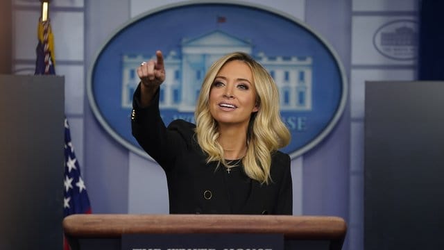 Trumps neue Sprecherin Kayleigh McEnany bei ihrer ersten Pressekonferenz im Weißen Haus.