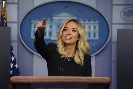 Trumps neue Sprecherin Kayleigh McEnany bei ihrer ersten Pressekonferenz im Weißen Haus.