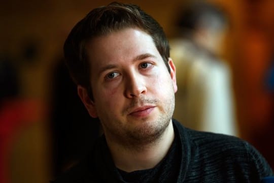 SPD-Politiker Kevin Kühnert hält eine Wiederaufnahme des Spielbetriebs in der Fußball-Bundesliga für nicht vermittelbar.