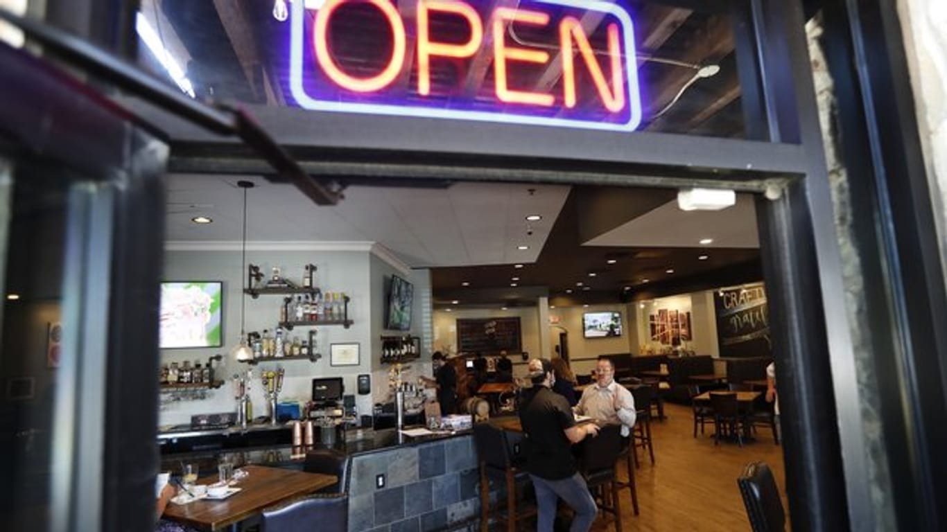 In Texas dürfen Restaurants, Kinos und Einzelhändler in begrenztem Umfang wieder öffnen.