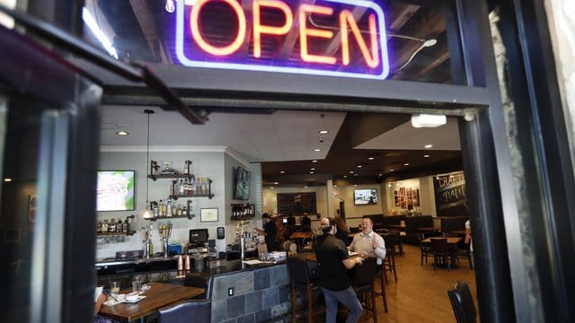In Texas dürfen Restaurants, Kinos und Einzelhändler in begrenztem Umfang wieder öffnen. In Texas dürfen Restaurants, Kinos und Einzelhändler in begrenztem Umfang wieder öffnen.