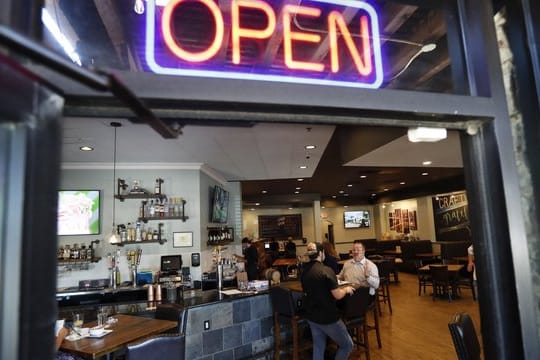 In Texas dürfen Restaurants, Kinos und Einzelhändler in begrenztem Umfang wieder öffnen.