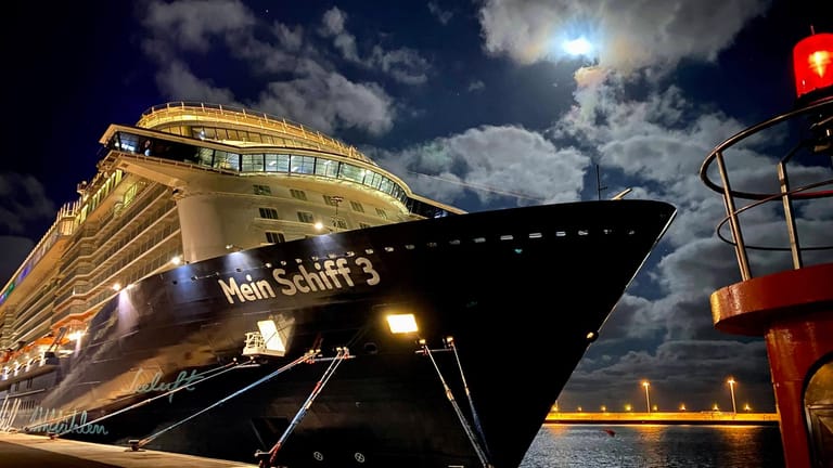 Kreuzfahrtschiff "Mein Schiff 3": Knapp 3.000 Crewmitglieder befinden sich an Bord im Hafen von Cuxhaven in Quarantäne.