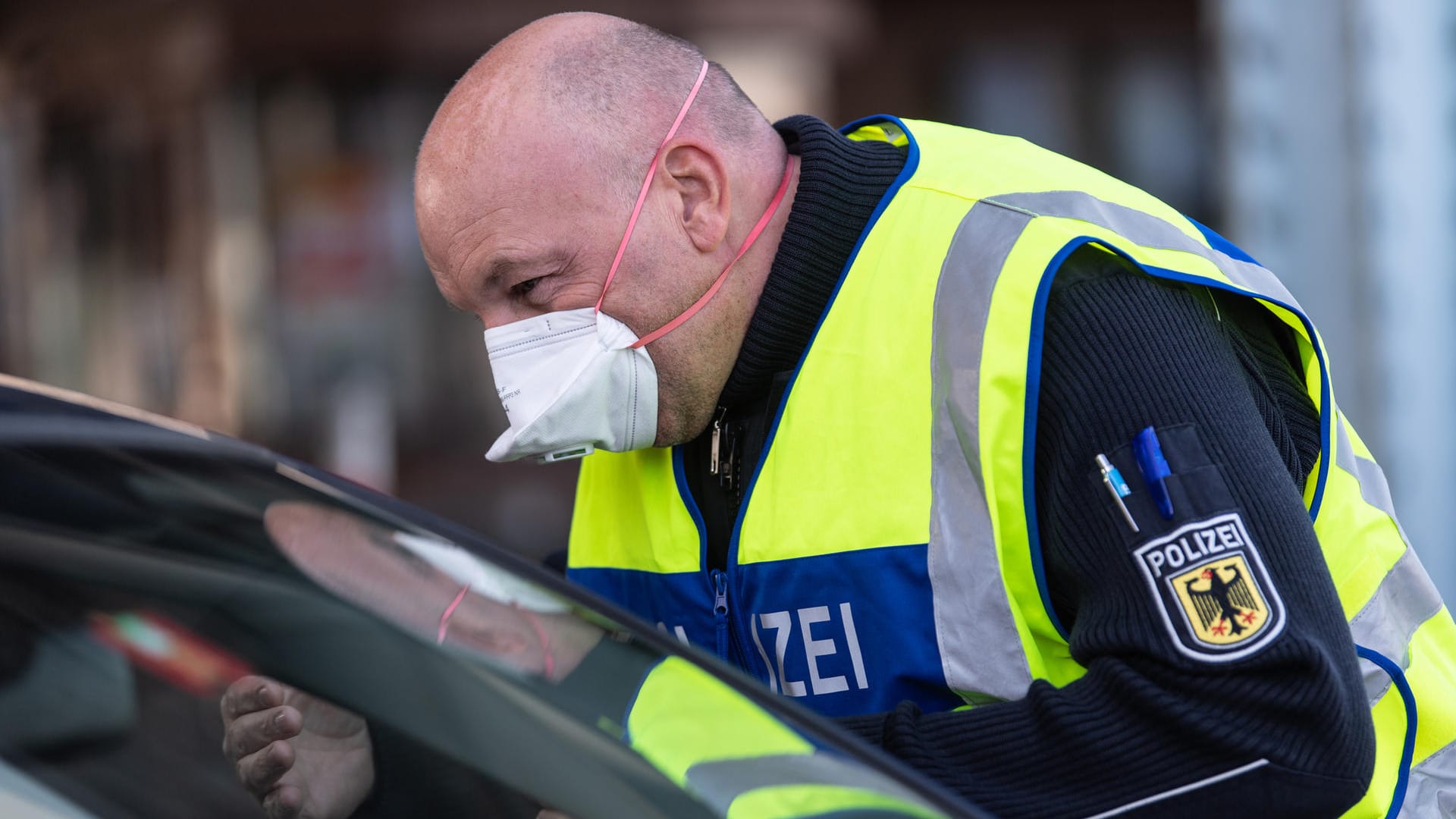 Ein Bundespolizist kontrolliert ein Auto: Die Politiker kritisierten die unterschiedlichen Regelungen für verschiedene Nachbarländer (Archivbild).