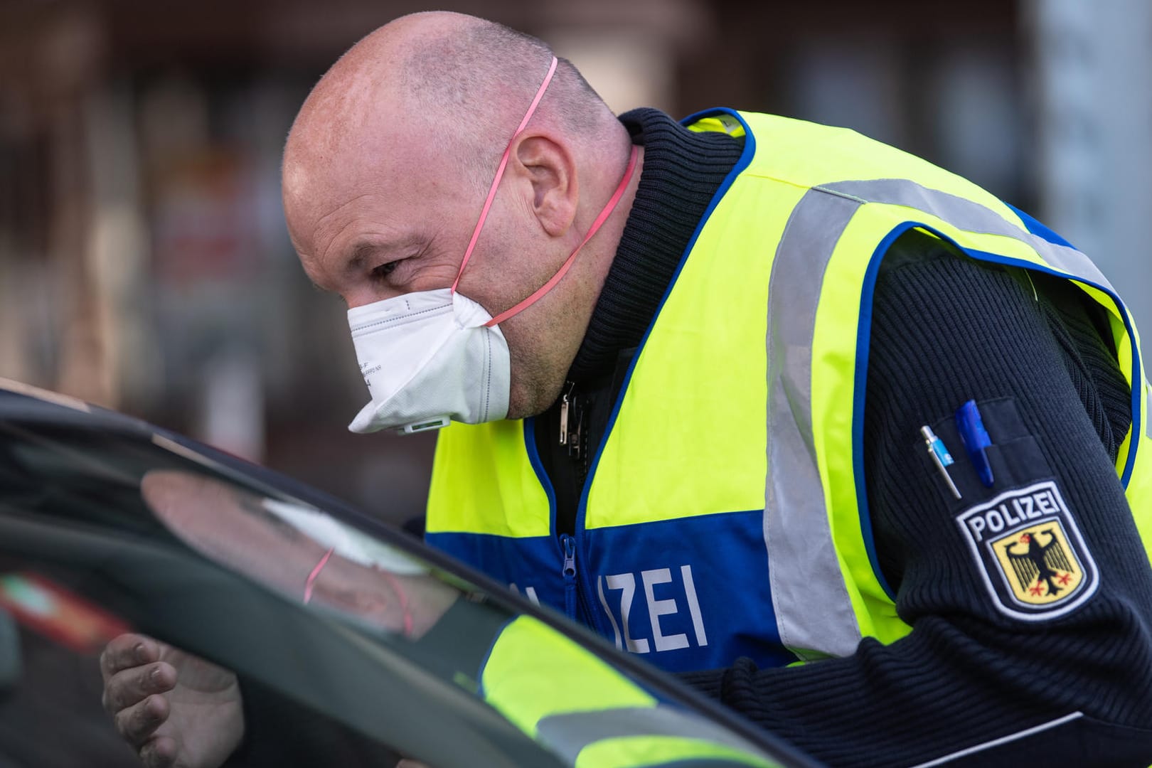 Ein Bundespolizist kontrolliert ein Auto: Die Politiker kritisierten die unterschiedlichen Regelungen für verschiedene Nachbarländer (Archivbild).