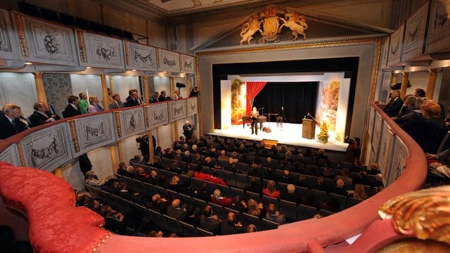 An kommunalen Theatern und Orchestern wird Kurzarbeit eingeführt. An kommunalen Theatern und Orchestern wird Kurzarbeit eingeführt.