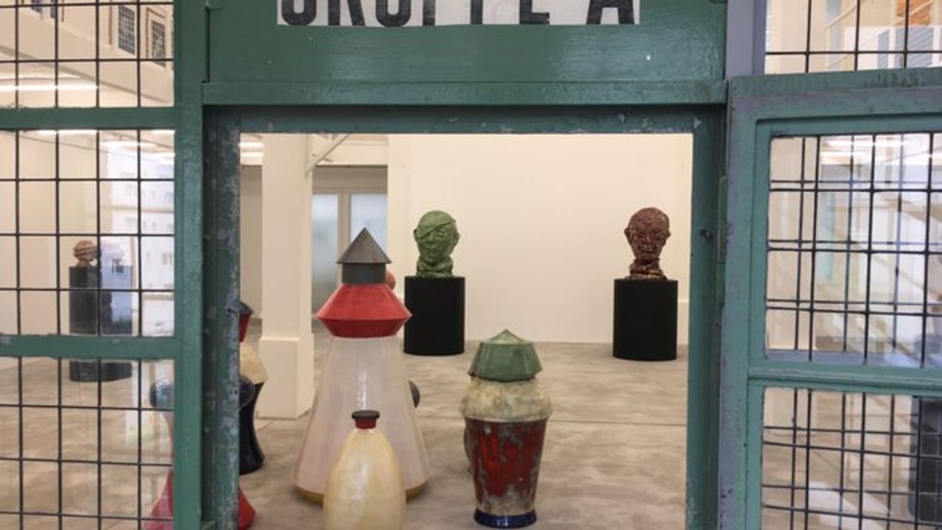 Eine Ausstellung mit Arbeiten von Thomas Schütte zeigt in der Konrad Fischer Galerie Berlin Keramikfiguren der Installation "Gartenzwerge".