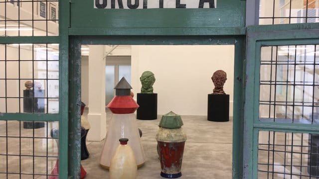 Eine Ausstellung mit Arbeiten von Thomas Schütte zeigt in der Konrad Fischer Galerie Berlin Keramikfiguren der Installation "Gartenzwerge". Eine Ausstellung mit Arbeiten von Thomas Schütte zeigt in der Konrad Fischer Galerie Berlin Keramikfiguren der Installation "Gartenzwerge".