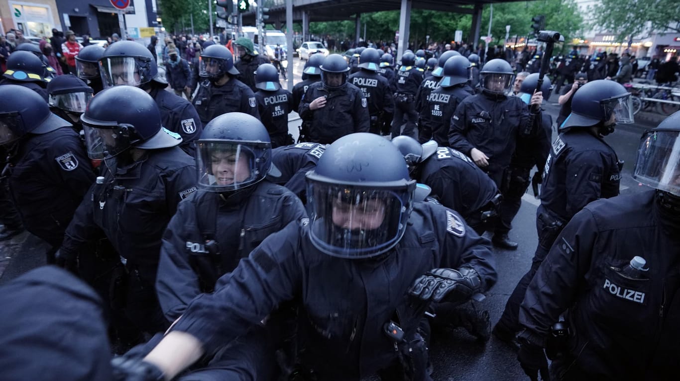 Polizisten und Demonstranten liefern sich eine Auseinandersetzung: Aufgrund der Ausschreitungen könne man in Berlin nicht von einem friedlichen 1. Mai sprechen, so die GdP.