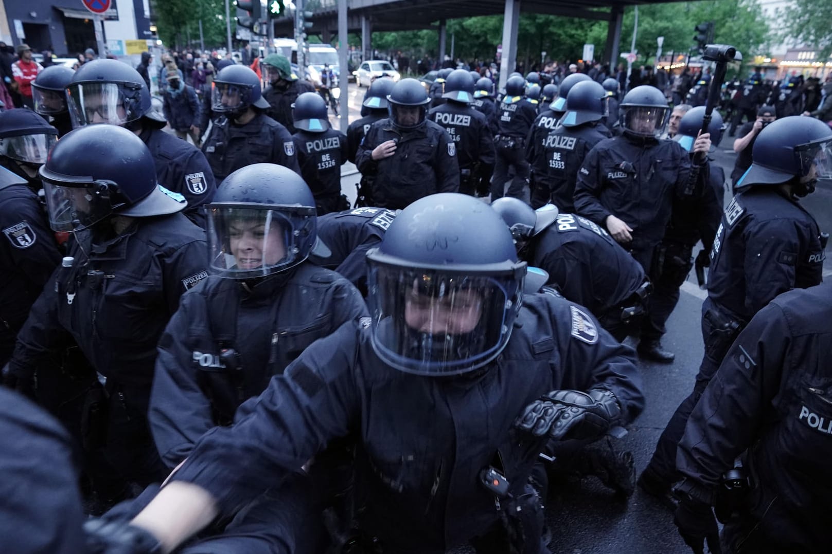 Polizisten und Demonstranten liefern sich eine Auseinandersetzung: Aufgrund der Ausschreitungen könne man in Berlin nicht von einem friedlichen 1. Mai sprechen, so die GdP.