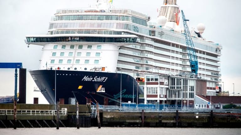 Das Kreuzfahrtschiff "Mein Schiff 3" der Reederei TUI Cruises im Cuxhavener Hafen.