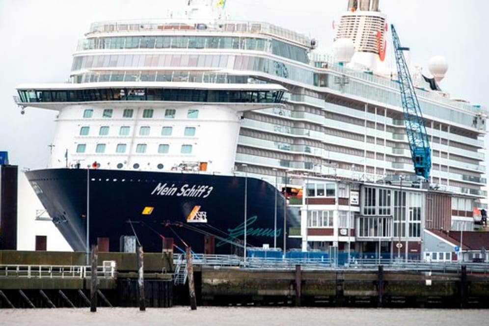 Das Kreuzfahrtschiff "Mein Schiff 3" der Reederei TUI Cruises im Cuxhavener Hafen.