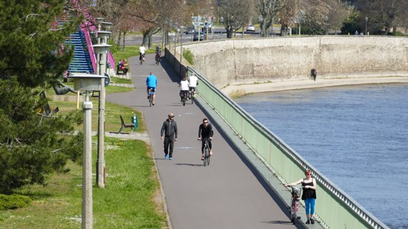 Vereinzelte Fußgänger und Radfahrer nutzen den Weg entlang der Elbe in der Magdeburger Innenstadt.