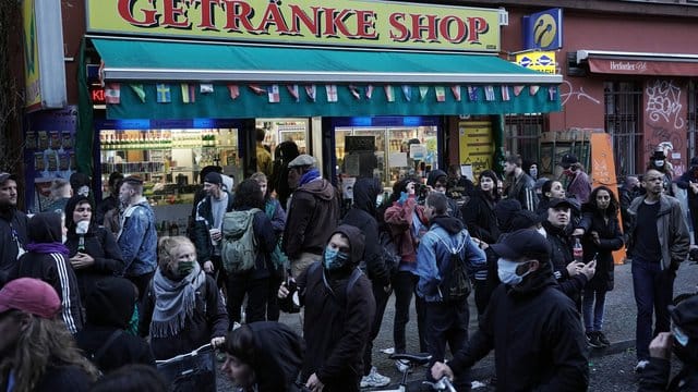 Demonstranten stehen vor einem Getränke Shop