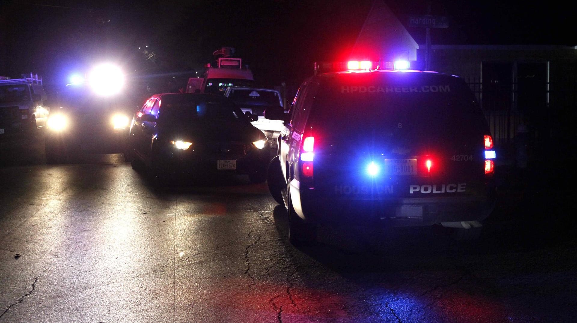 Fahrzeuge der Polizei Houston: In der texanischen Großstadt ist ein Polizeihubschrauber in einer Wohngegend abgesturzt. Fahrzeuge der Polizei Houston: In der texanischen Großstadt ist ein Polizeihubschrauber in einer Wohngegend abgesturzt.