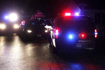 Fahrzeuge der Polizei Houston: In der texanischen Großstadt ist ein Polizeihubschrauber in einer Wohngegend abgesturzt.