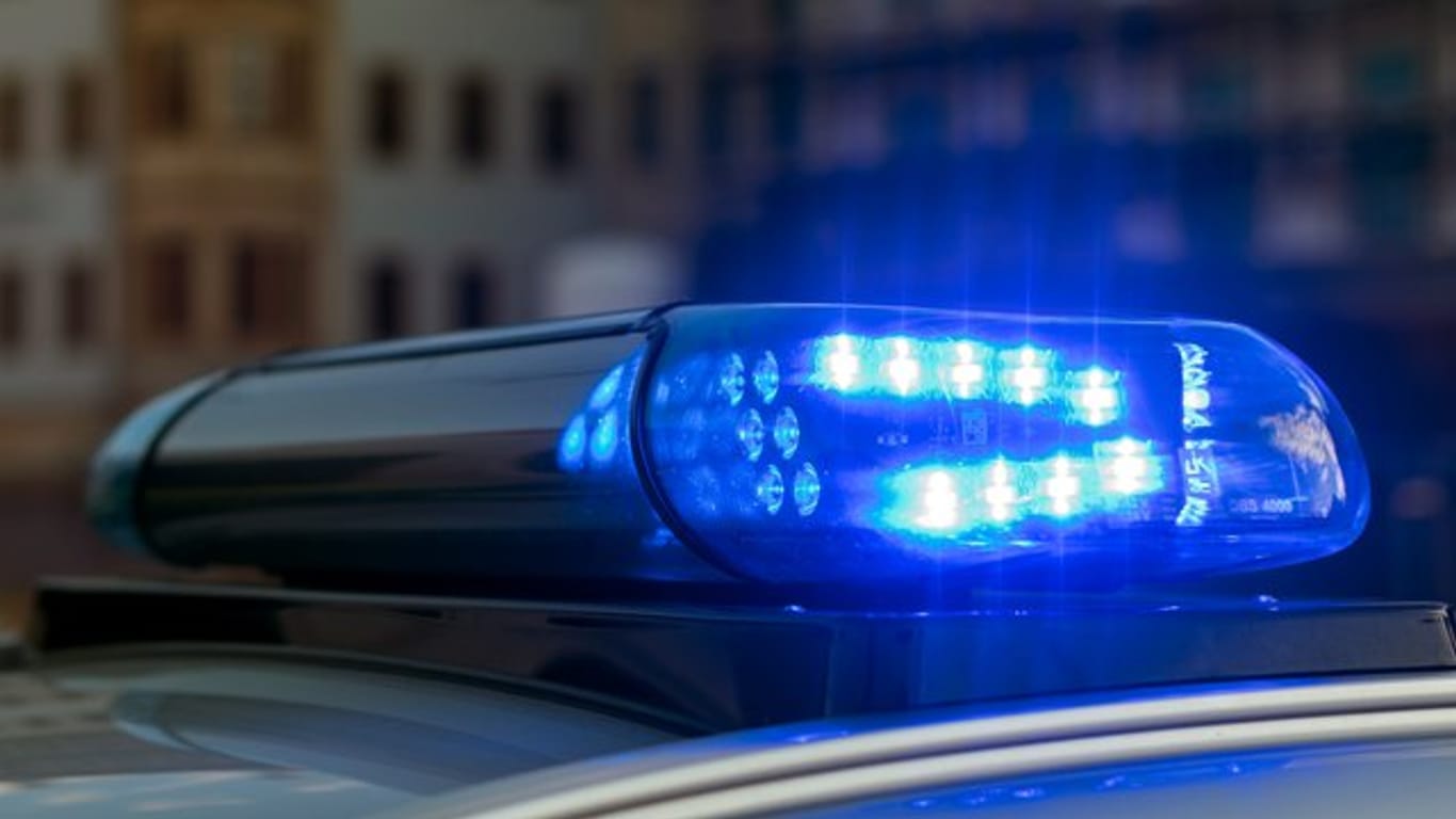 Das Blaulicht auf einem Fahrzeug der Polizei leuchtet (Symbolbild): In Bielefeld ist ein 17-Jähriger getötet worden.