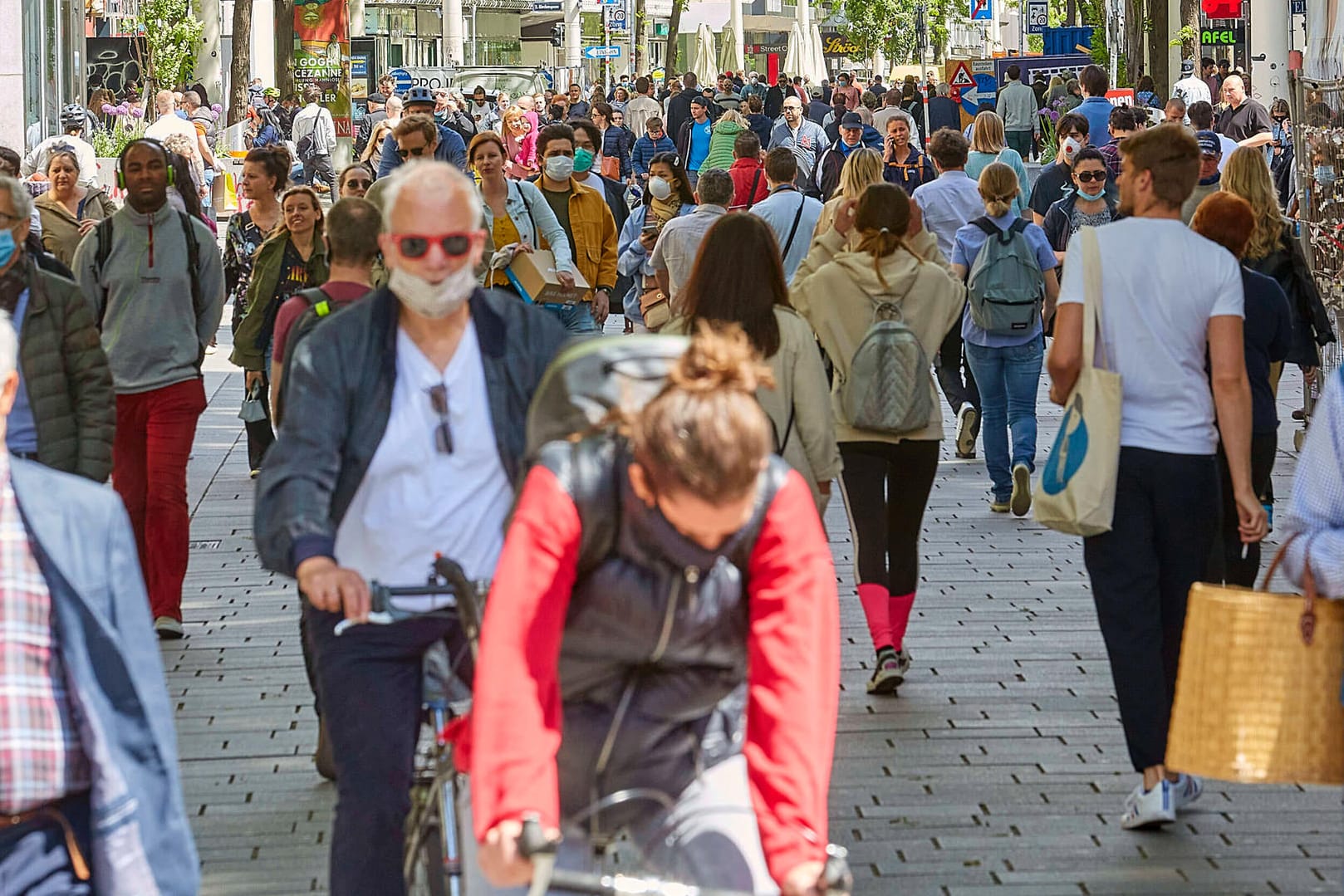 Nicht nur in Deutschland werden die Corona-Regeln leicht gelockert.
