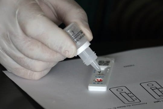 Ein Freiwilliger führt einen Corona-Test durch