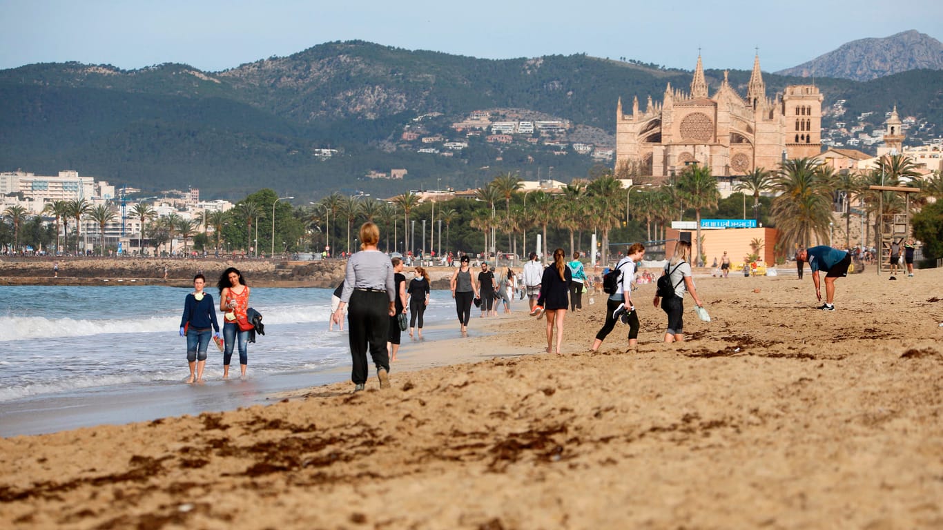 Strand in Palma de Mallorca: Nach 48 Tagen strenger Quarantäne dürfen die Spanier wieder rausgehen.