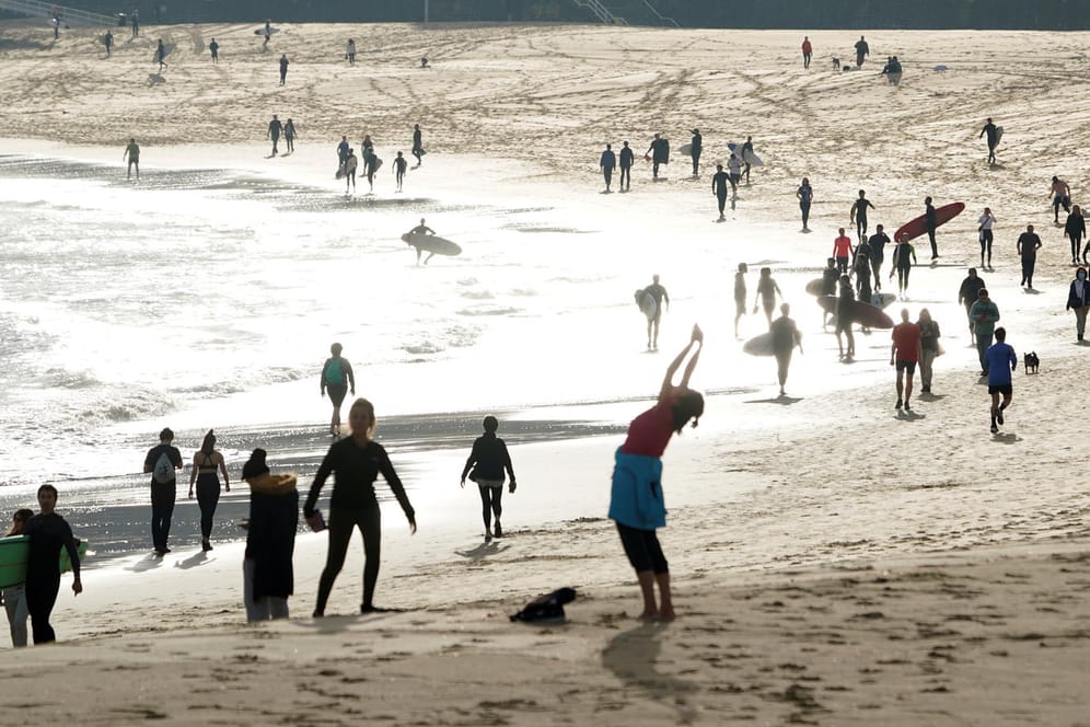 Am Strand in San Sebastian: Nach sechs Wochen "Hausarrest" können die Spanier wieder etwas mehr Freiheit genießen.