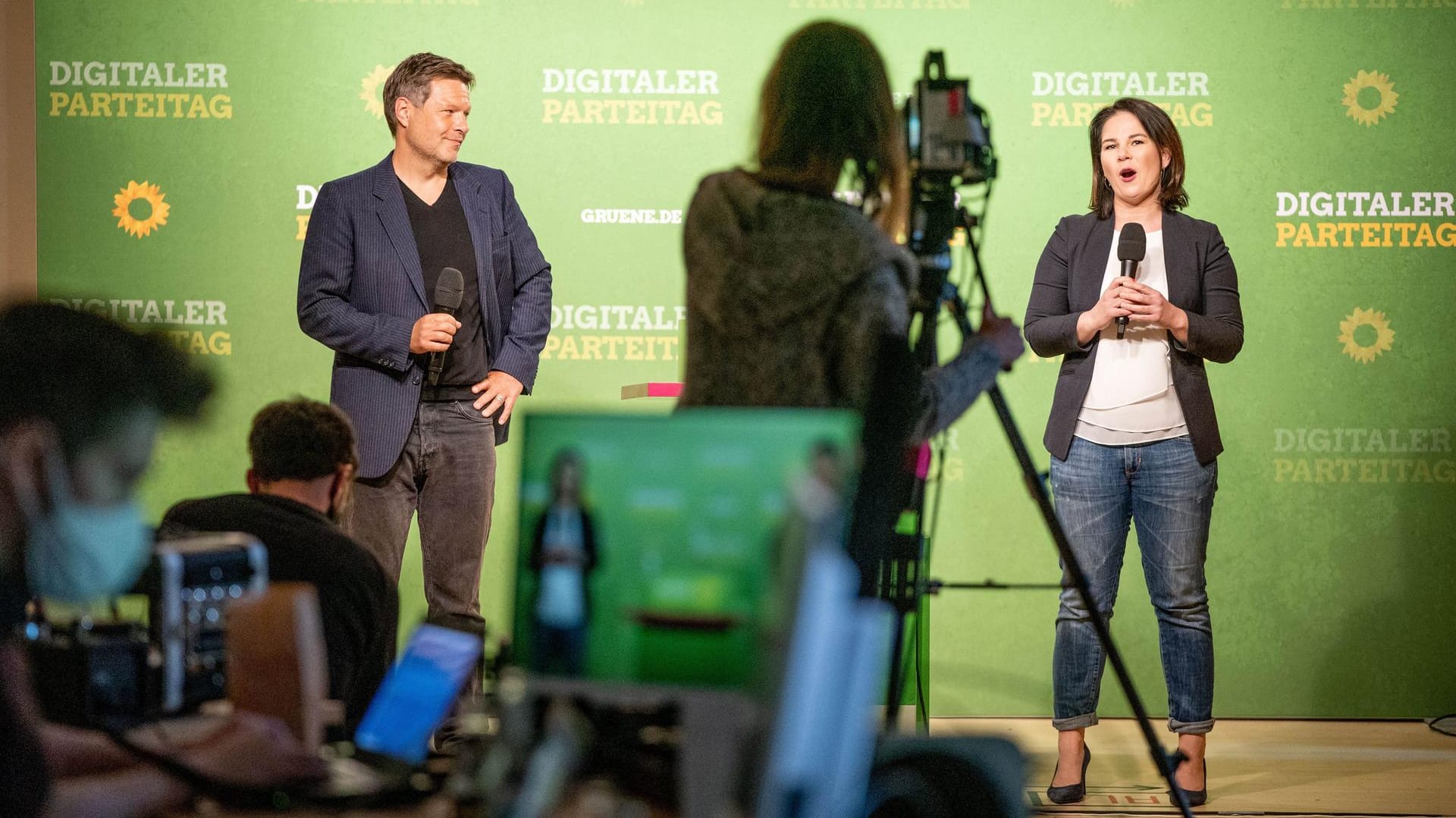 Beim Corona-Parteitag auf Abstand, Grünen-Chefs Annalena Baerbock und Robert Habeck: "Normalerweise passt auch zwischen Robert und mich eigentlich kein Blatt." Beim Corona-Parteitag auf Abstand, Grünen-Chefs Annalena Baerbock und Robert Habeck: "Normalerweise passt auch zwischen Robert und mich eigentlich kein Blatt."