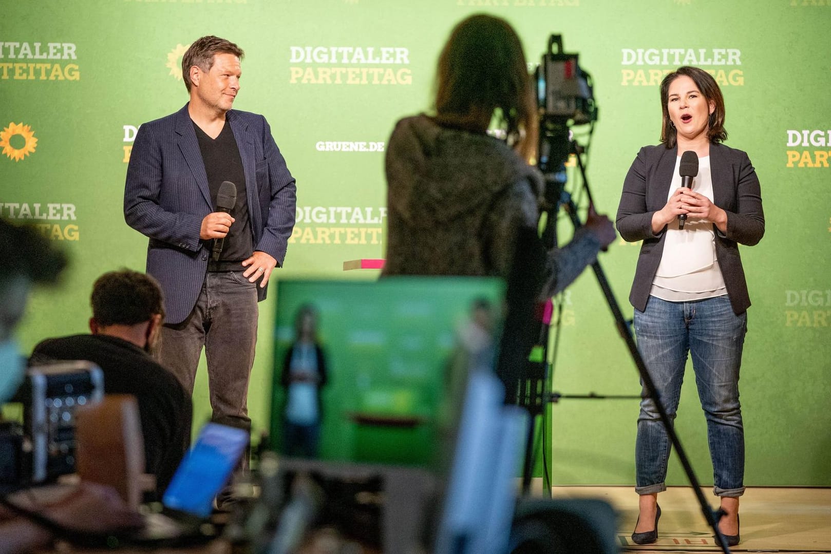 Beim Corona-Parteitag auf Abstand, Grünen-Chefs Annalena Baerbock und Robert Habeck: "Normalerweise passt auch zwischen Robert und mich eigentlich kein Blatt."