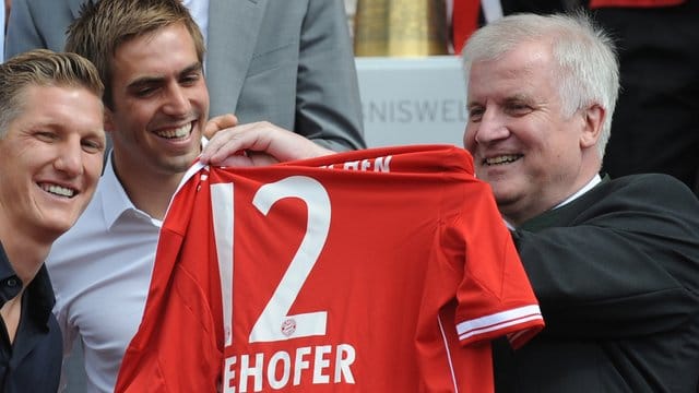 "Ich finde den Zeitplan der DFL plausibel und unterstütze einen Neustart im Mai", sagte Seehofer. "Ich finde den Zeitplan der DFL plausibel und unterstütze einen Neustart im Mai", sagte Seehofer.