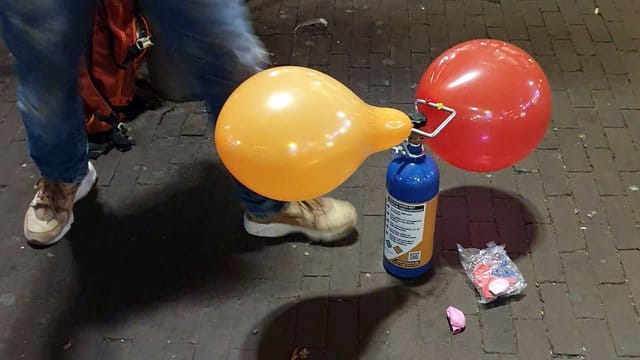 Mancherorts wie am Rembrandtplein in Amsterdam wird Lachgas als Partydroge angeboten. Mancherorts wie am Rembrandtplein in Amsterdam wird Lachgas als Partydroge angeboten.