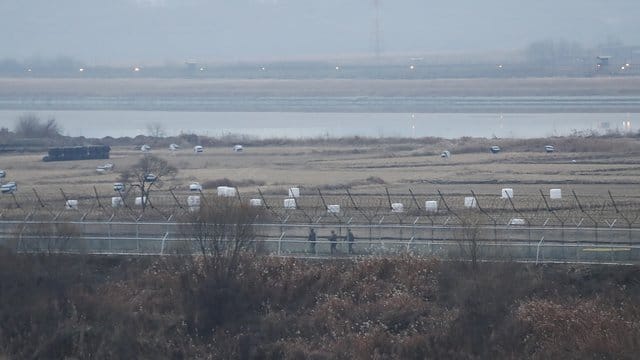 Soldaten der südkoreanischen Armee patrouillieren entlang eines Stacheldrahtzauns an der Grenze zu Nordkorea.