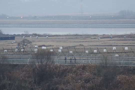 Soldaten der südkoreanischen Armee patrouillieren entlang eines Stacheldrahtzauns an der Grenze zu Nordkorea.