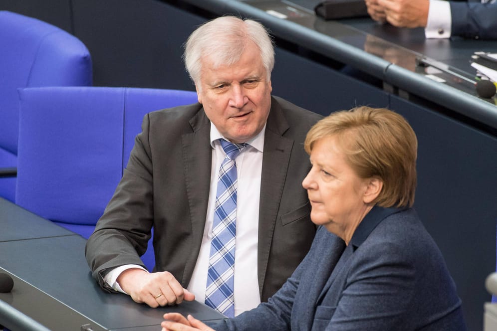 Horst Seehofer und Angela Merkel im Bundestag (Archivbild): Der Innenminister kann sich vorstellen, dass die Kanzlerin entgegen ihrer Ankündigung eine weitere Amtszeit übernimmt.