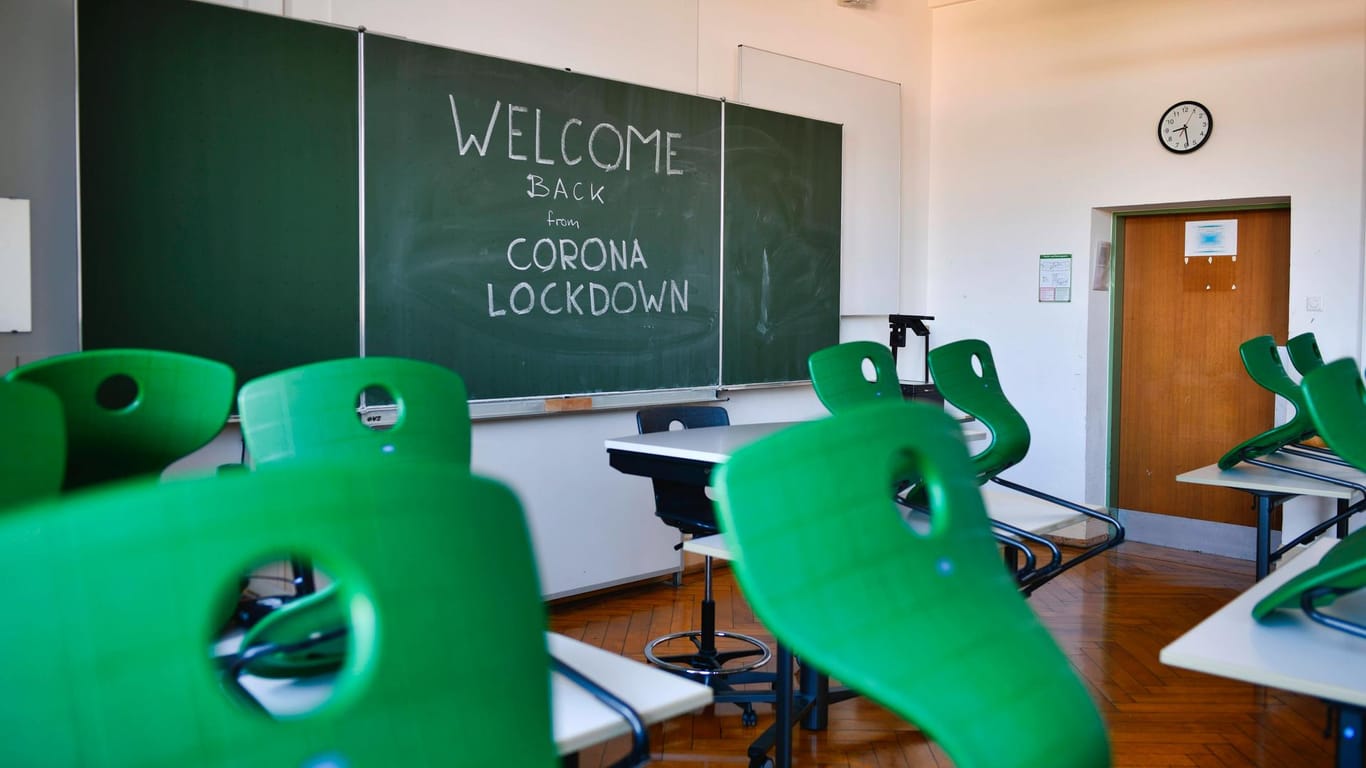 Leere Schulen: Nach dem Corona-Lockdown soll die Schüler nach und nach in allen Bundesländern zurück an die Schulen.