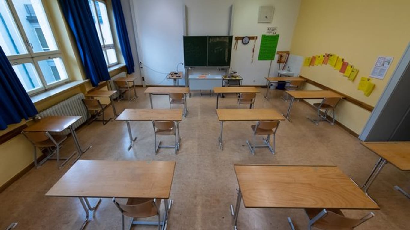 Ein Klassenzimmer im Rupprecht-Gymnasium in München ist mit dem vorgeschriebenen Mindestabstand aufgestellt.