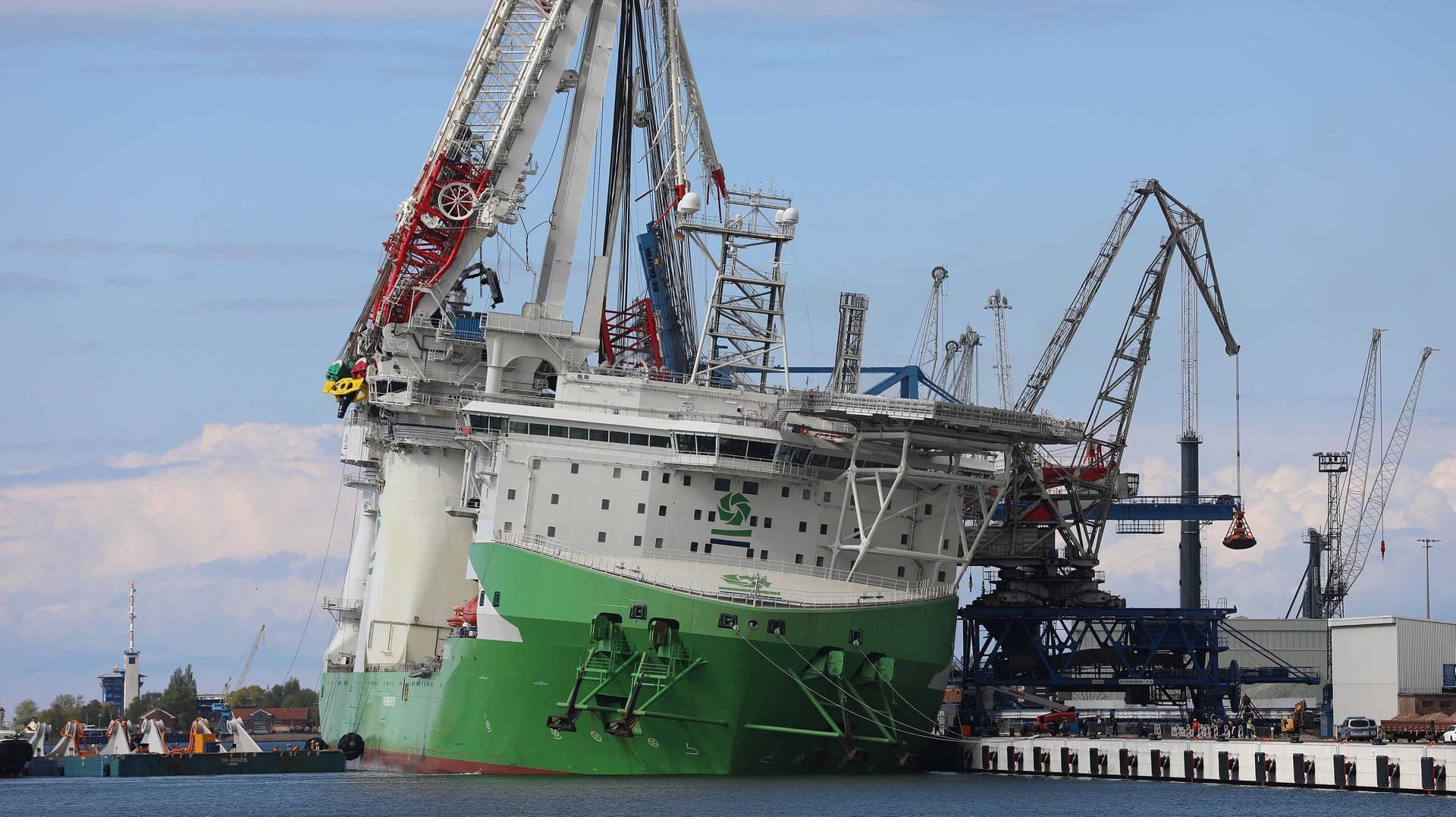 Überseehafen Rostock: Der Schwerlastkran ist bei einem Test in der Mitte durchgebrochen auf das Spezialschiff "Orion" gestürzt.