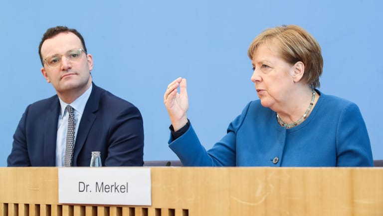 Jens Spahn und Angela Merkel (Archivbild): Die Politiker nannten bei einer Ansprache offenbar falsche Infektionszahlen.