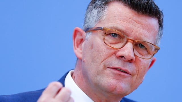 Peter Dabrock hält eine mögliche Vorzugsbehandlung für Bundesliga-Profis für ein falsches Signal. Peter Dabrock hält eine mögliche Vorzugsbehandlung für Bundesliga-Profis für ein falsches Signal.