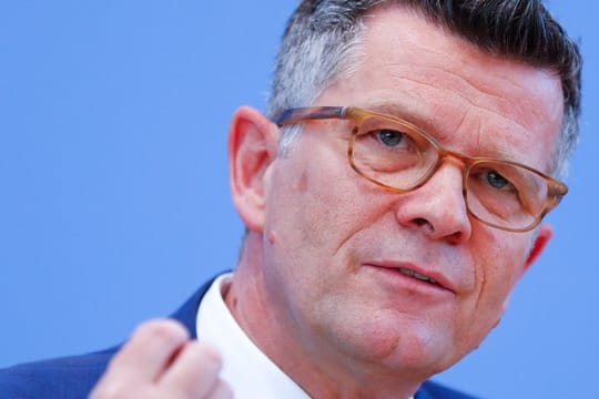 Peter Dabrock hält eine mögliche Vorzugsbehandlung für Bundesliga-Profis für ein falsches Signal.