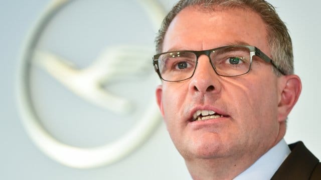 Carsten Spohr während einer Pressekonferenz