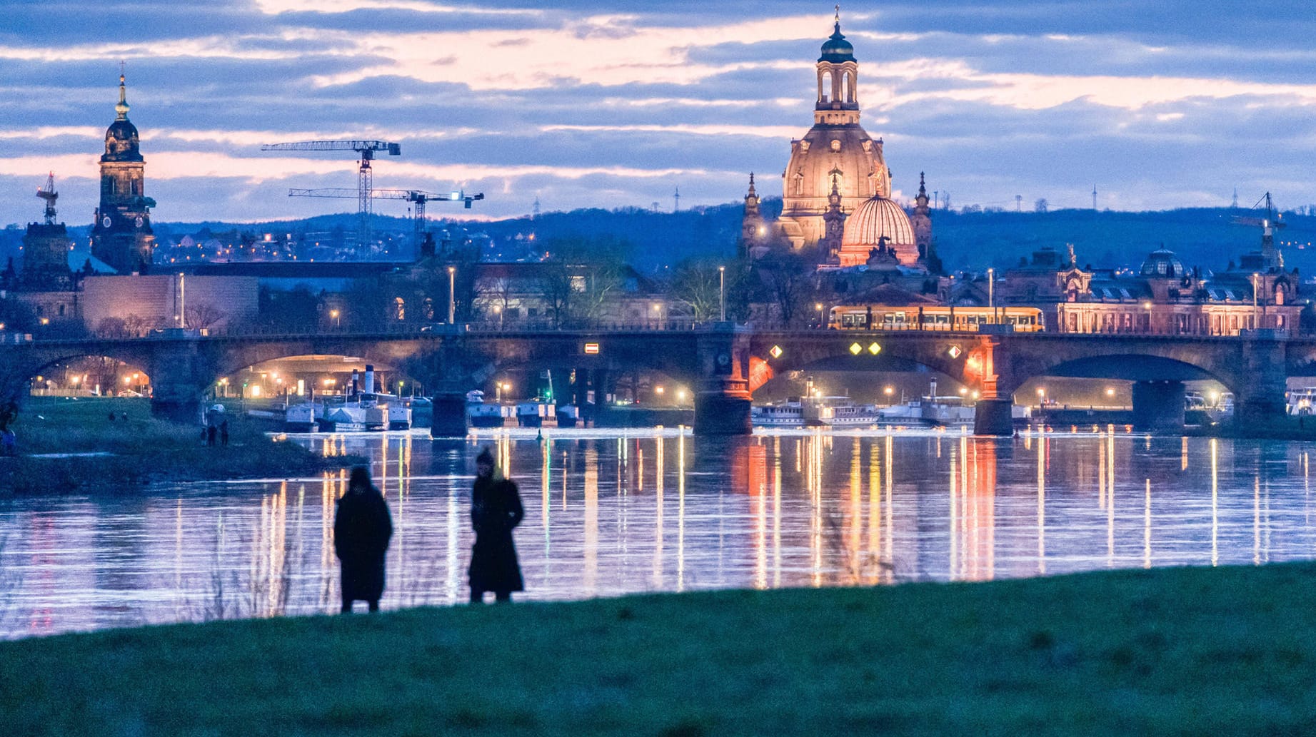 Dresden im Sonnenuntergang: Ostdeutschland ist von der Corona-Krise bisher verhältnismäßig wenig stark betroffen.