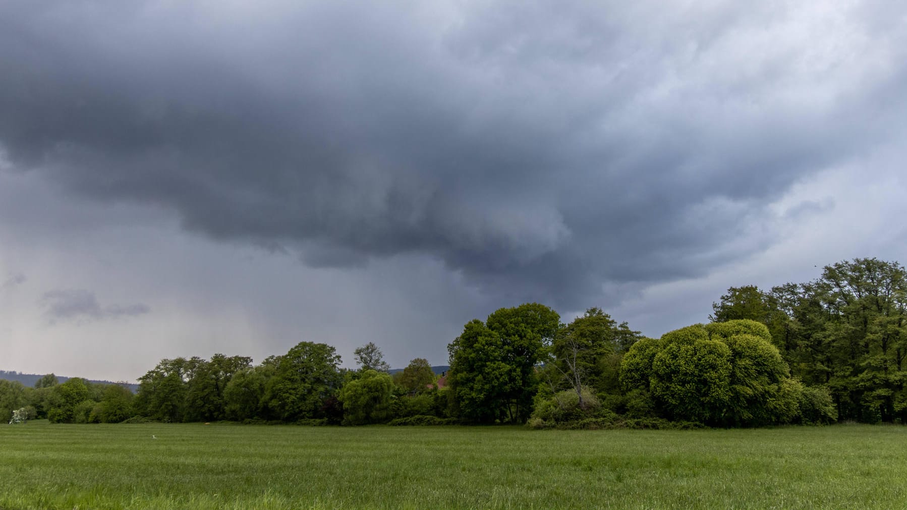 Dunkler Himmel: Im Süden Deutschlands soll es am Montag bewölkt und regnerisch werden. (Symbolbild) Dunkler Himmel: Im Süden Deutschlands soll es am Montag bewölkt und regnerisch werden. (Symbolbild)